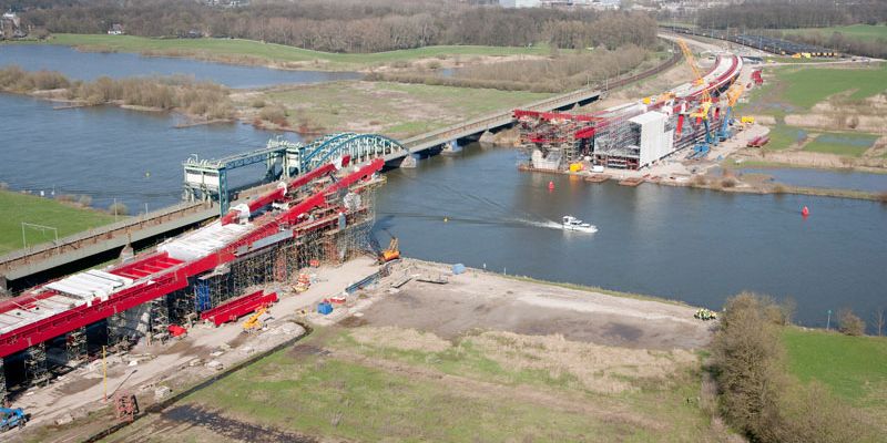 3a. Zwolle, april 2010,  de aanbruggen krijgen vorm, het middendeel wordt op de wal gebouwd